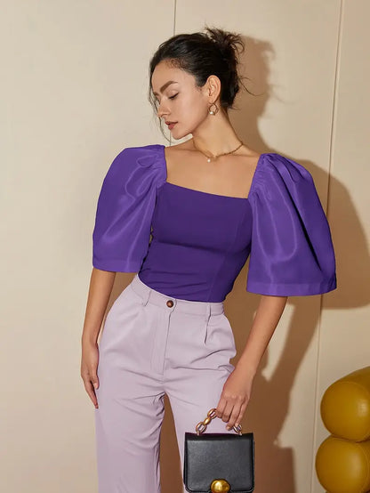 Clara – Elegante camicetta in satin con maniche a sbuffo