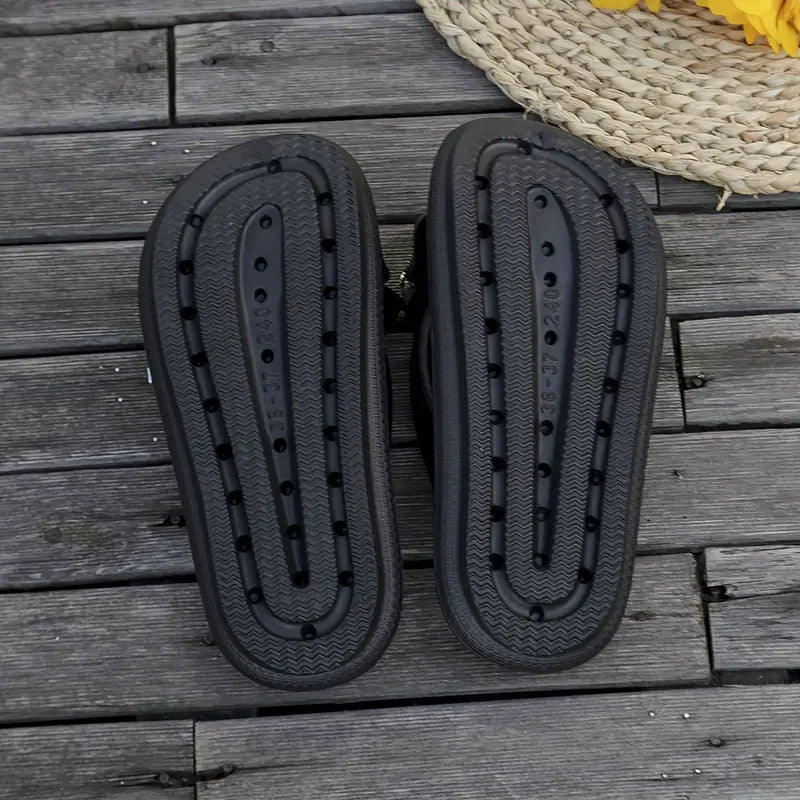 Anneliese – Infradito con plateau, fiocco e dettaglio ciondolo dorato