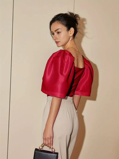 Clara – Elegante camicetta in satin con maniche a sbuffo