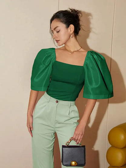 Clara – Elegante camicetta in satin con maniche a sbuffo