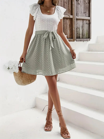 Caliah – Grazioso abito con maniche arricciate e occhielli