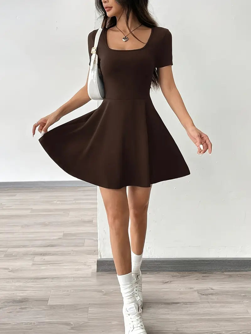 Gudrun – Elegante abito skater con pantaloncini e tasca integrati