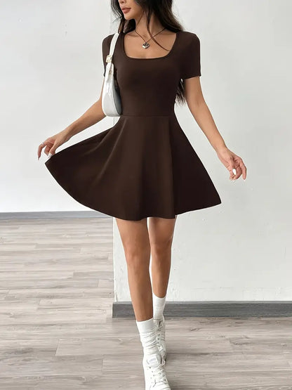 Gudrun – Elegante abito skater con pantaloncini e tasca integrati