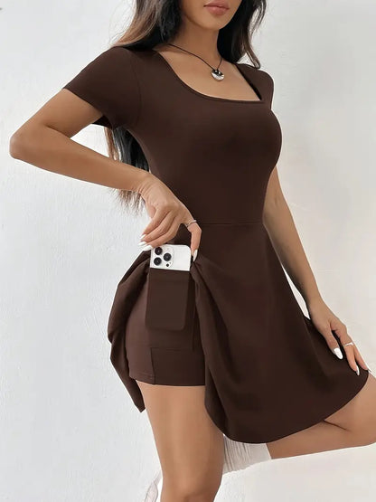 Gudrun – Elegante abito skater con pantaloncini e tasca integrati