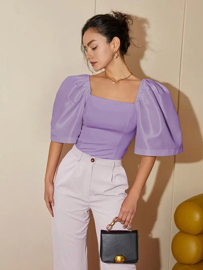 Clara – Elegante camicetta in satin con maniche a sbuffo