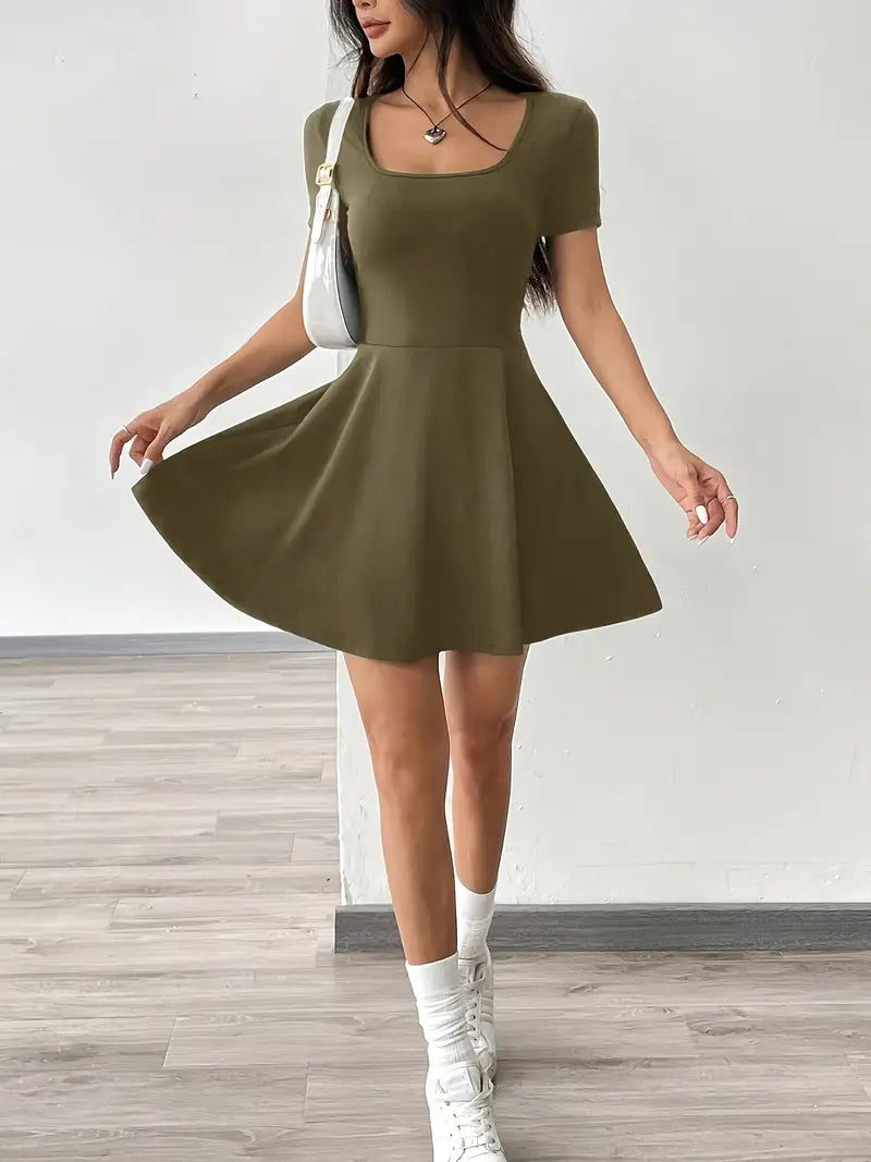 Gudrun – Elegante abito skater con pantaloncini e tasca integrati